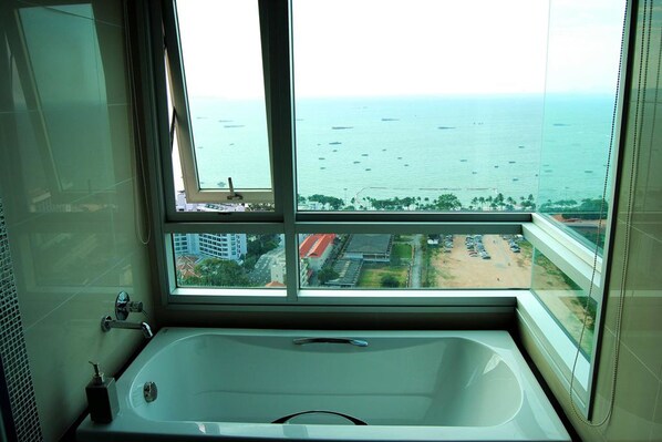 2-Bedroom Apartment | Komfortbadewanne