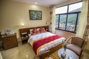 Frette Italian sheets, premium bedding, down duvets, memory-foam beds - Hotel Avenue (Butwal)