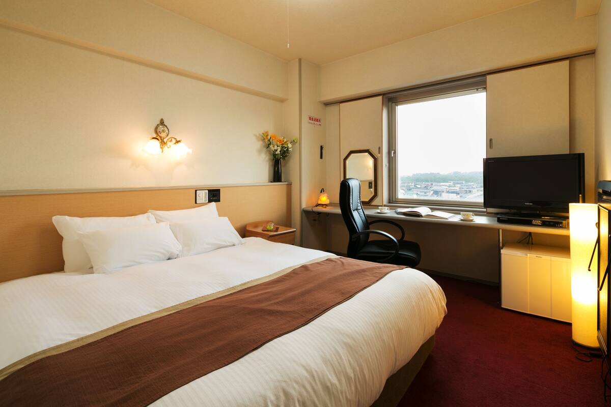 In-room safe, free WiFi, bed sheets