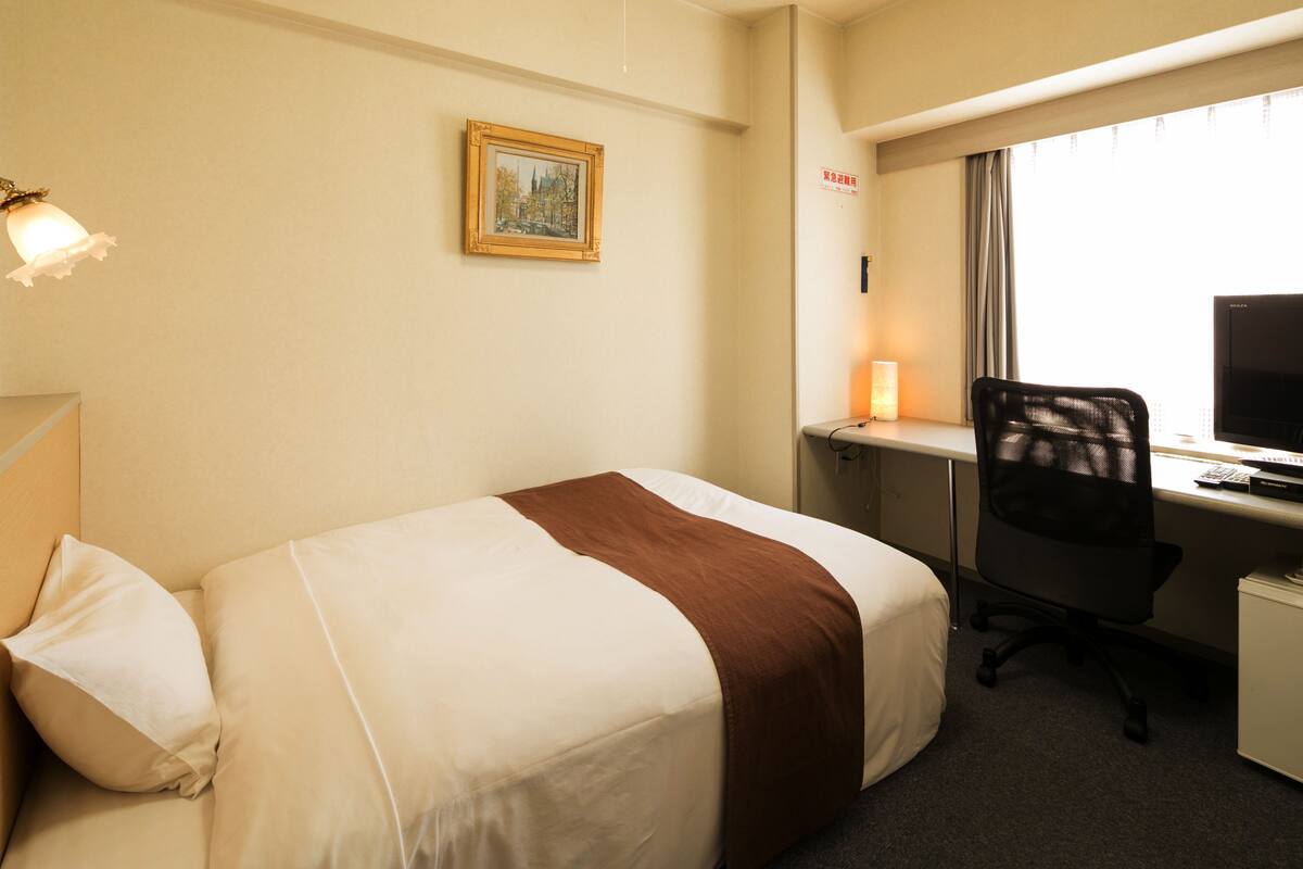 In-room safe, free WiFi, bed sheets