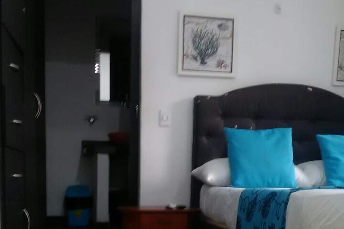 1 habitación y tabla de planchar con plancha