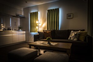 公寓, 非吸煙房 ( 102 ) | 起居區 | 平面電視