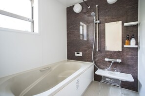 Badewanne und Dusche (separat), kostenlose Toilettenartikel