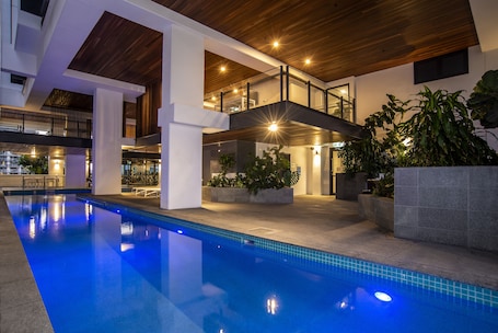 Una piscina al aire libre (de 06:00 a 22:00), tumbonas. Hope Street Apartments by CLLIX