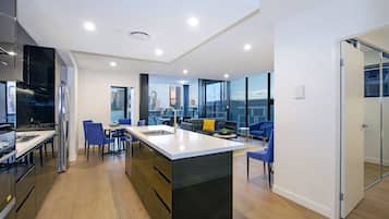 Apartment, 3 Bedrooms, City View | Private kitchen | Full-sized fridge, microwave, oven, stovetop