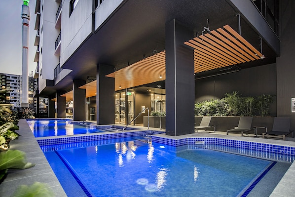 Piscina externa, espreguiçadeiras