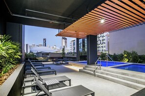 Piscine extérieure, chaises longues