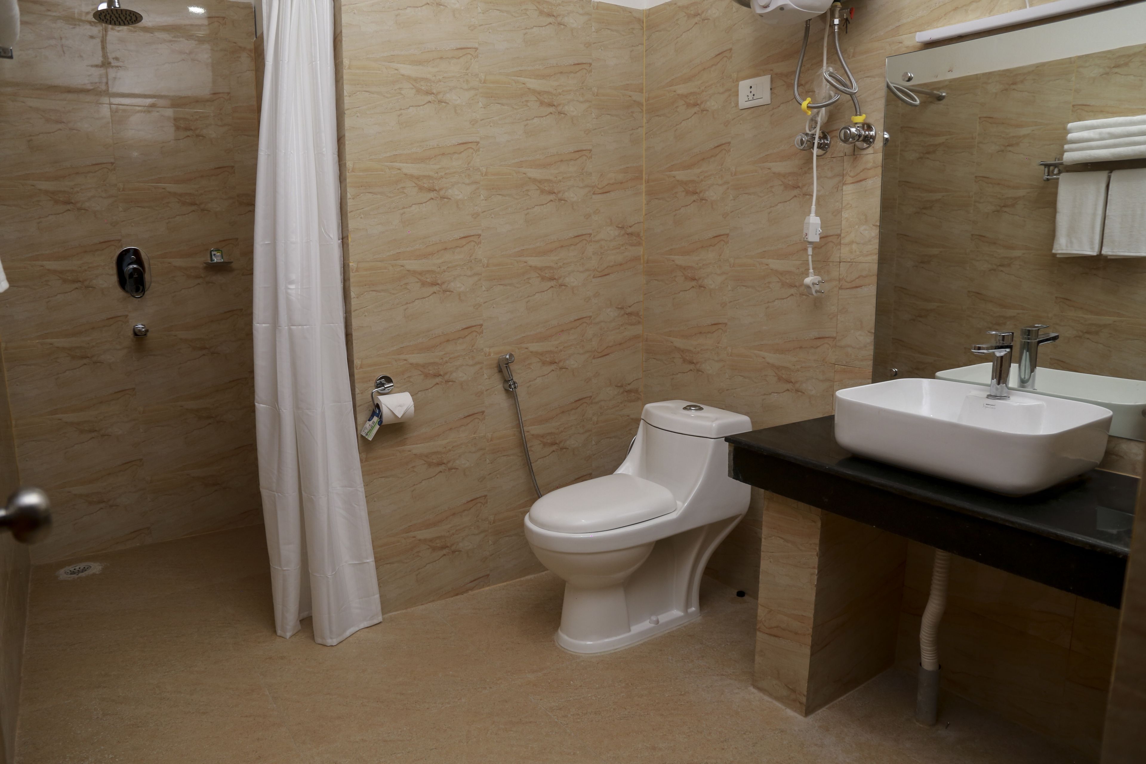 Un baño con ducha, inodoro y lavamanos.