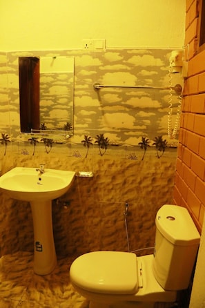 Shower, free toiletries, towels - Milkyway Holiday Resort (Unawatuna)