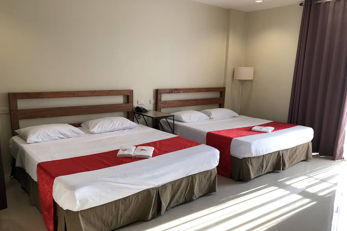 Chambre Exécutive, 2 grands lits (VIP) | Bureau, draps fournis