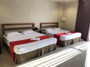 Desk, bed sheets - Wil's Suites Tagaytay (Tagaytay)