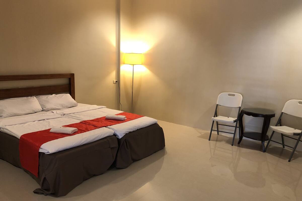 Chambre Familiale | Bureau, draps fournis
