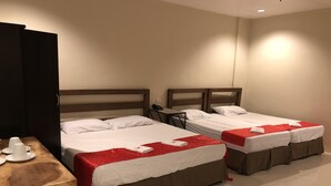 Family Room | Desk, bed sheets - Wil's Suites Tagaytay (Tagaytay)