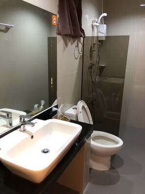 Shower, towels - Wil's Suites Tagaytay (Tagaytay)