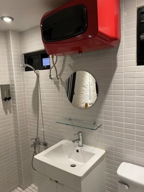 Shower, hair dryer, towels - Zhengxing Yanping Homestay (Tainan)
