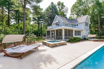Lake Trail TH Hot tub ,private pool close to Saug!