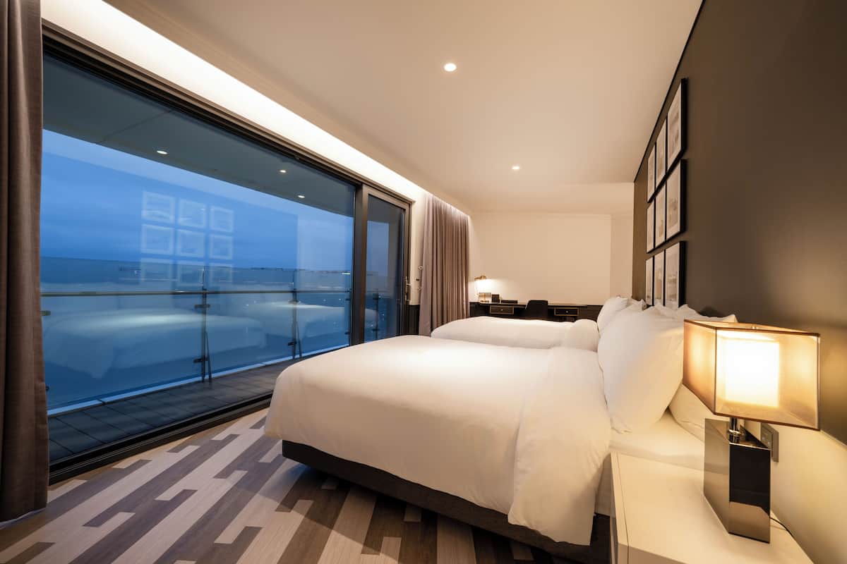 Marina Suite Quadruple Room - Swimming Pool Access | เครื่องนอนระดับพรีเมียม, ตู้นิรภัยในห้องพัก, ห้องเก็บเสียง, Wi-Fi ฟรี