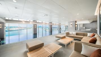 Indendørs pool, sæsonbestemt udendørs pool, livreddere på stedet