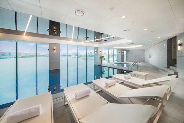 Juniorsvit (3F Indoor Pool Access for 2) | Inomhuspool | Inomhuspool, en säsongsöppen utomhuspool och livvakter på plats