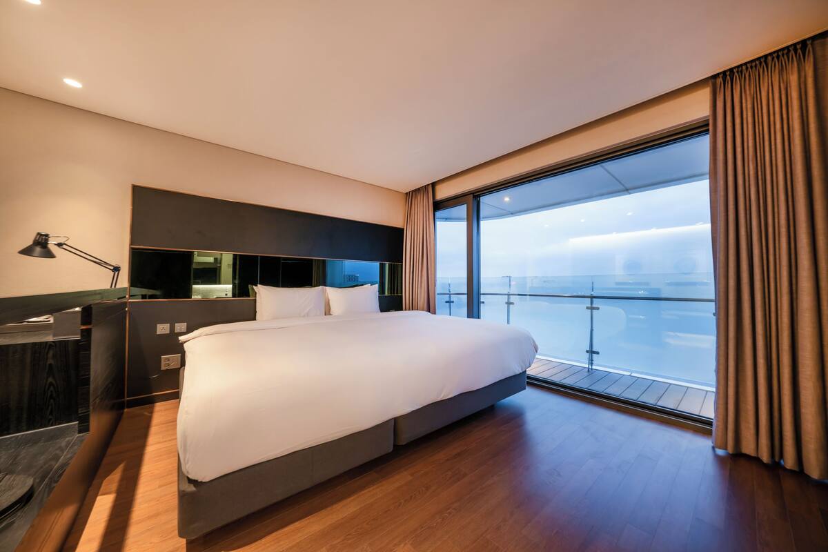 Marina Suite King - Swimming Pool Access | เครื่องนอนระดับพรีเมียม, ตู้นิรภัยในห้องพัก, ห้องเก็บเสียง, Wi-Fi ฟรี
