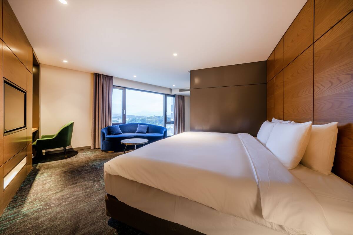 Corner Suite King (Pool included for 3 people) | เครื่องนอนระดับพรีเมียม, ตู้นิรภัยในห้องพัก, ห้องเก็บเสียง, Wi-Fi ฟรี