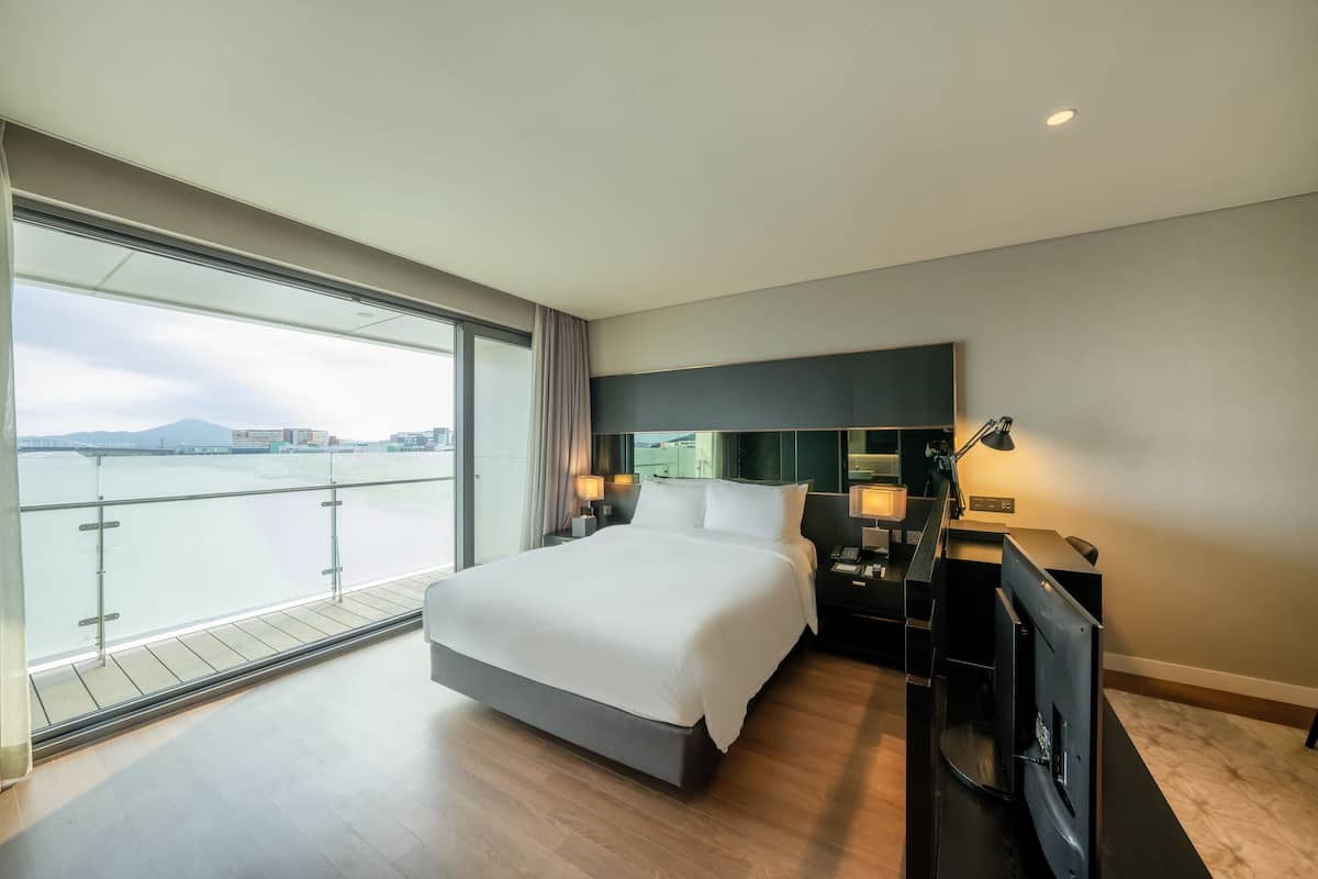 Marina Suite Double (Pool included for 2 people) | Biancheria da letto di alta qualità, una cassaforte in camera