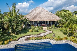 Outdoor pool - Direct beachfront 4BR/BR villa in tropical garden. Villa chef, villa pool, WiFi (Umeanyar)