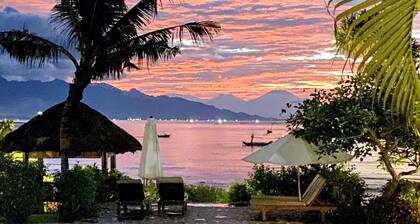 Direct beachfront 4BR/BR villa in tropical garden. Villa chef, villa pool, WiFi