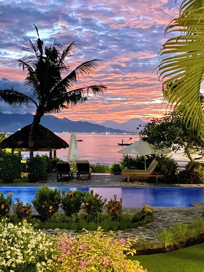 Direct beachfront 4BR/BR villa in tropical garden. Villa chef, villa pool, WiFi