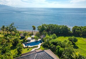 Outdoor pool - Direct beachfront 4BR/BR villa in tropical garden. Villa chef, villa pool, WiFi (Umeanyar)