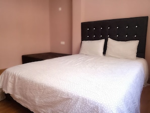 2 bedrooms, iron/ironing board, internet, bed sheets