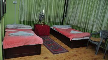 Eenvoudige tweepersoonskamer | Verduisterende gordijnen, geluiddichte muren, gratis wifi, beddengoed