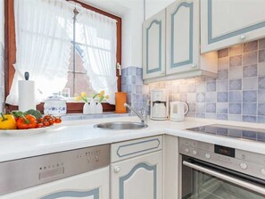 Kühlschrank, Ofen, Geschirrspüler, Hochstuhl