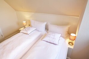 2 bedrooms, travel cot, WiFi, bed sheets