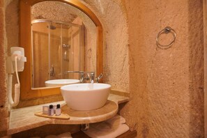 Habitación económica con 2 camas individuales, 2 camas individuales, para no fumadores | Baño | Secadora de cabello, pantuflas, toallas 