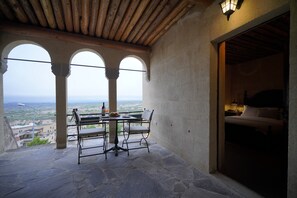 Quarto casal luxo, 1 cama Queen, para não fumantes | Área de estar