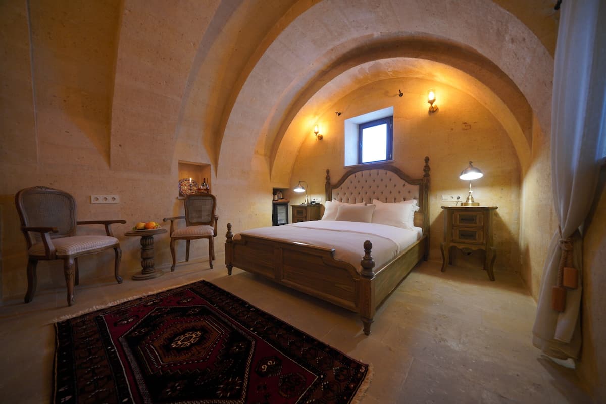 Economy Double Room, 1 King Bed, Non Smoking | In-room safe, soundproofing, iron/ironing board, free WiFi
