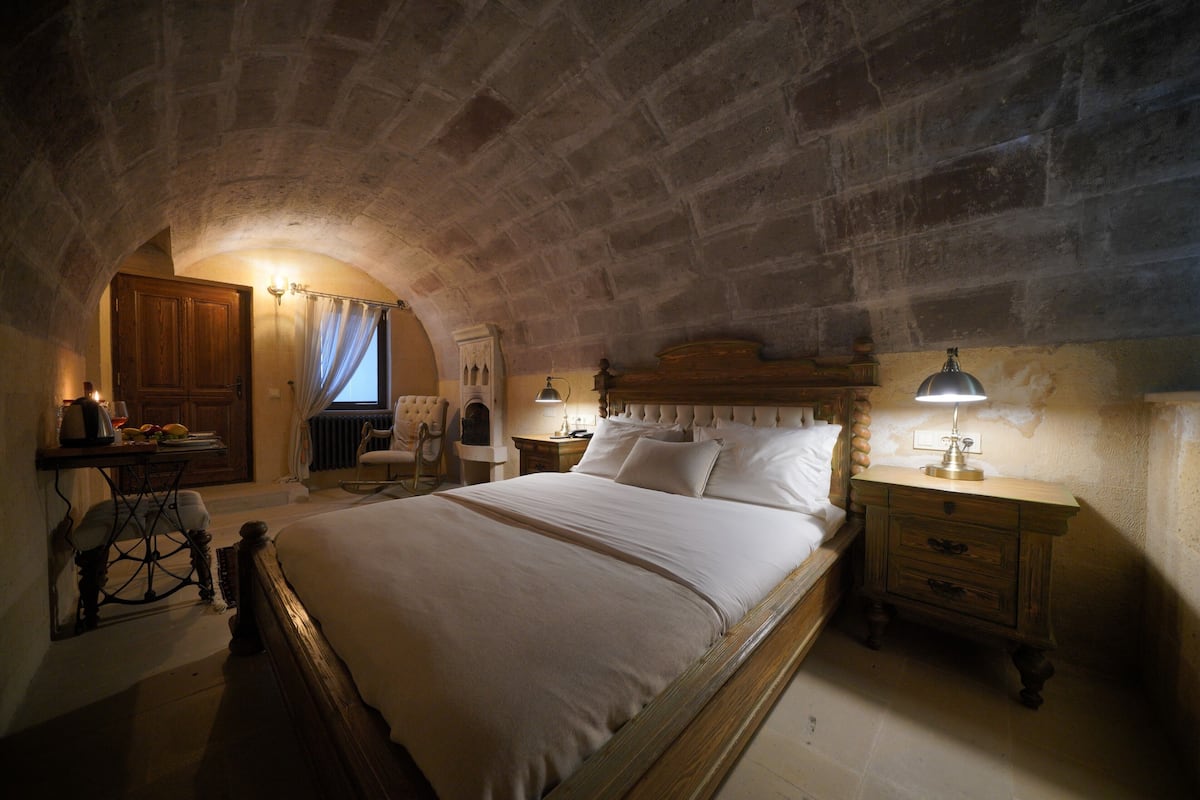 Exclusive Double Room, 1 King Bed | In-room safe, soundproofing, iron/ironing board, free WiFi
