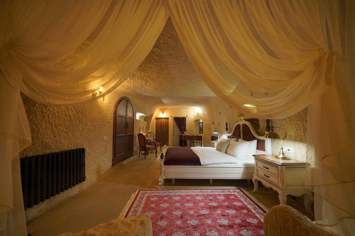 Deluxe Double Room, Multiple Beds | In-room safe, soundproofing, iron/ironing board, free WiFi