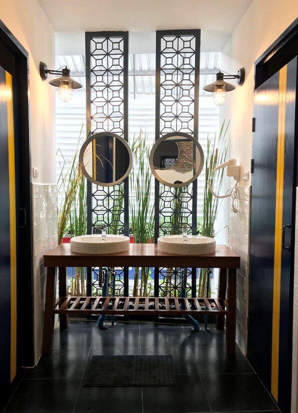 Yhteismajoitus, sekamajoitus, tupakointi kielletty | Kylpyhuoneen pesuallas