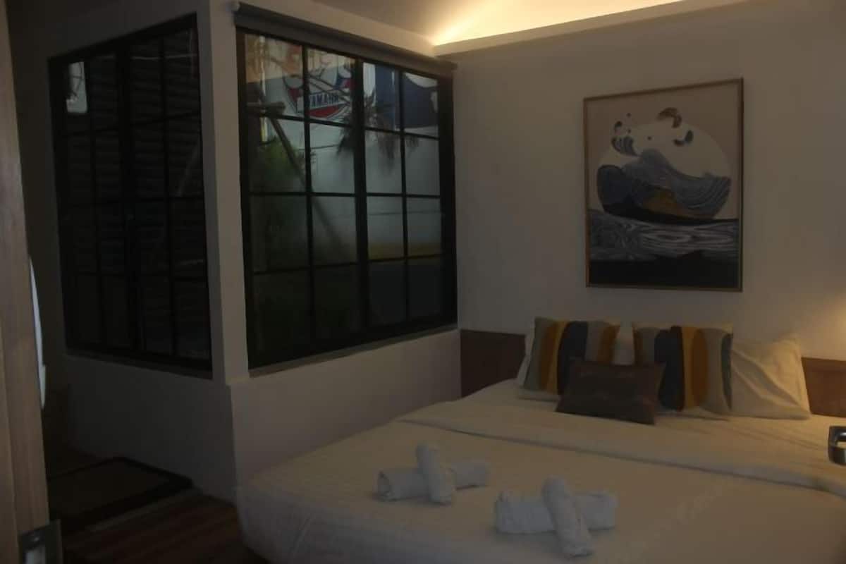 Blackout curtains, free WiFi, bed sheets