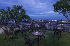 รับประทานอาหารกลางแจ้ง