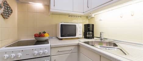 Frigorifero, microonde, forno, lavastoviglie