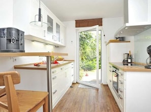 Kühlschrank, Ofen, Geschirrspüler, Hochstuhl