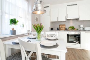 Ofen, Geschirrspüler, Hochstuhl