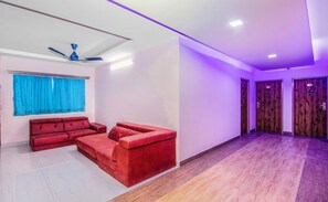 Lobby sitting area - Ishka Inn (Chennai)