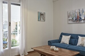 55-inch flat-screen TV with satellite channels, TV, Netflix - Cozy and Bright Apartment in Kolonaki (Athens)