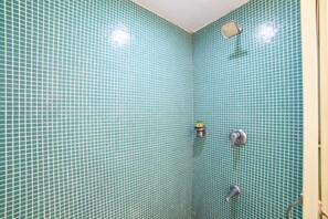 Habitación Deluxe, 1 cama matrimonial, para no fumadores | Baño | Regadera, regadera tipo lluvia, amenidades de baño gratuitas, toallas