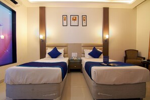 Deluxe Double Room, 1 Double Bed, Non Smoking | In-room safe, free cots/infant beds, free WiFi, wheelchair access - FabHotel Jubilee Hills (Hyderabad)