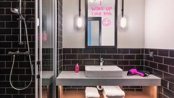 Dusche, kostenlose Toilettenartikel, Haartrockner, Handtücher